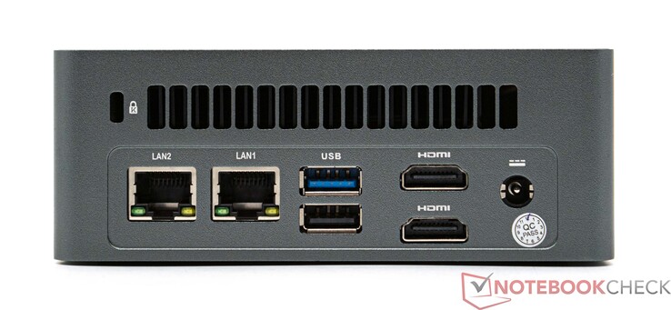 Traseira: 2x LAN 2,5G, 1x USB 3.2, 1x USB 2.0, 2x HDMI 2.0 conexão à rede elétrica (12 V; 5 A)
