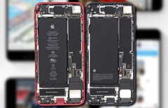 Apple iPhone SE 2 (esquerda) em comparação com o iPhone SE 3 (direita). (Fonte de imagem: PBKreviews/Apple - editado)