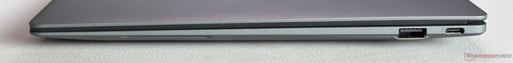 Direita: USB-A 3.2 Gen 2 (10 Gbps), USB-C 4.0 com Thunderbolt 4 (40 Gbps, DisplayPort 1.4, Power Delivery 3.0)