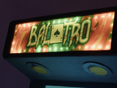 Logotipo do Balatro em uma máquina de fliperama
