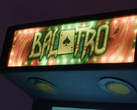 Logotipo do Balatro em uma máquina de fliperama