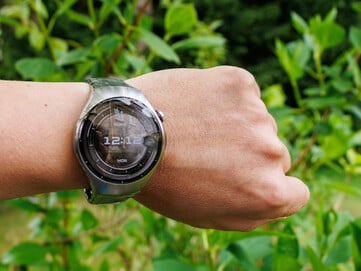 Relógio 5 (46 mm) ao ar livre