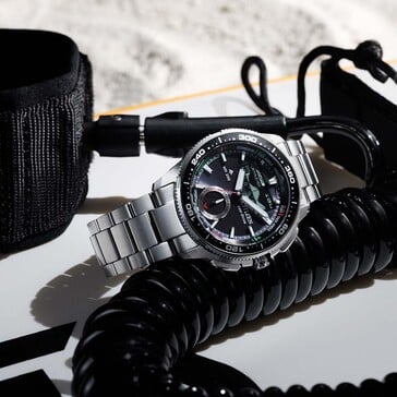Imagem de estilo de vida do Citizen Promaster Wave Tracker JV3001-53E descansando ao lado de equipamentos de navegação e acessórios marítimos pretos.