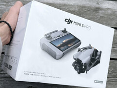 A DJI aparentemente já começou a enviar unidades de varejo do Mini 5 Pro para influenciadores. (Fonte da imagem: Reddit)