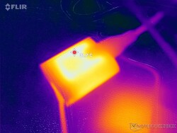 O adaptador AC permanece relativamente frio a 31 C mesmo depois de executar aplicações exigentes por mais de uma hora