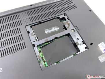 Escotilha de manutenção com acesso a 2x RAM e 2x M.2-SSD