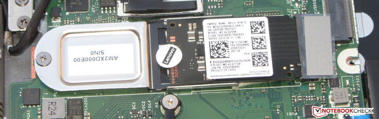 Um SSD serve como um acionamento do sistema.