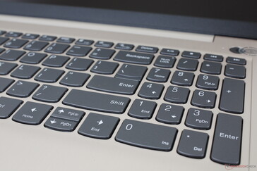 As teclas do teclado numérico são mais curtas e, portanto, mais apertadas do que as teclas QWERTY principais
