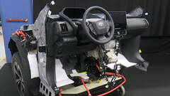 Os novos EVs da Toyota dirigem sozinhos na linha de montagem (imagem: Toyota/YT)