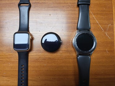 40 mm Apple Relógio à esquerda, 46 mm Galaxy Relógio à direita.