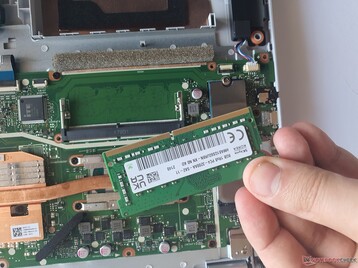 Asus VivoBook 17: Máximo de 40 GB de RAM (32 GB SODIMM + 8 GB soldados em)