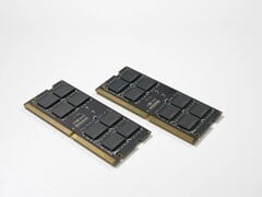 Uma imagem de dois módulos de memória do laptop TeamGroup
