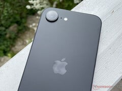 O iPhone 16e tem um design relativamente reservado, mesmo para os padrões do Apple. (Fonte da imagem: Notebookcheck)