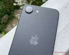 O iPhone 16e tem um design relativamente reservado, mesmo para os padrões do Apple. (Fonte da imagem: Notebookcheck)