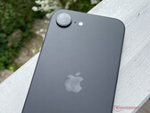 O iPhone 16e tem um design relativamente reservado, mesmo para os padrões do Apple. (Fonte da imagem: Notebookcheck)