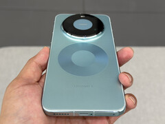 O Huawei Mate 80 Pro Max em seu acabamento azul claro. (Fonte da imagem: fenibook)