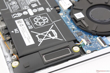 Os alto-falantes estéreo de disparo descendente próximos aos cantos dianteiros não apresentam ruídos, mesmo em configurações de volume alto