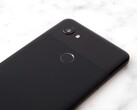 O Pixel 2 XL suporta Android 12 através do ProtonAOSP. (Fonte da imagem: Charles Deluvio)