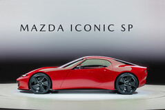 O Mazda Iconic SP tem um perfil lateral que claramente homenageia o Miata e o RX-7. (Fonte da imagem: Mazda)