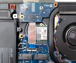O módulo Intel AX211 Wi-Fi 6E está escondido sob o SSD M.2 primário
