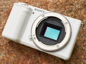 A ZV-E10 da Sony foi lançada em 2021 como uma câmera APS-C compacta com uma montagem E da Sony e muitos recursos premium. (Fonte da imagem: Sony)