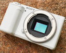 A ZV-E10 da Sony foi lançada em 2021 como uma câmera APS-C compacta com uma montagem E da Sony e muitos recursos premium. (Fonte da imagem: Sony)