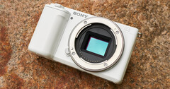 A ZV-E10 da Sony foi lançada em 2021 como uma câmera APS-C compacta com uma montagem E da Sony e muitos recursos premium. (Fonte da imagem: Sony)