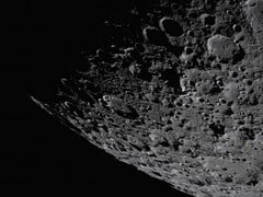 Uma imagem que mostra a superfície da Lua.
