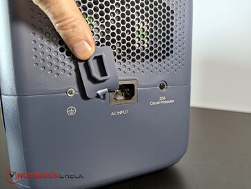 A porta de carregamento CA está localizada à direita, junto com as ventoinhas duplas de resfriamento.