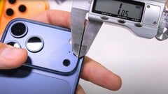 O testador de durabilidade Zack Nelson diz que o &quot;Scratchgate&quot; no iPhone 17 Pro é real e é culpa exclusiva do site Apple. (Fonte da imagem: JerryRigEverything)
