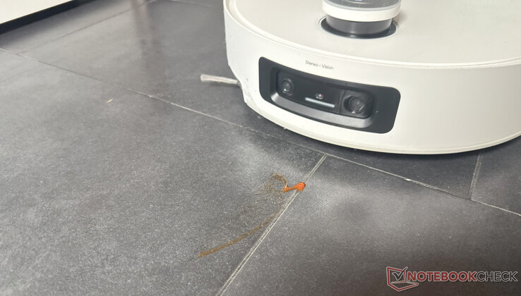 Os últimos vestígios de uma mancha de ketchup levemente seca antes de ser quase completamente removida
