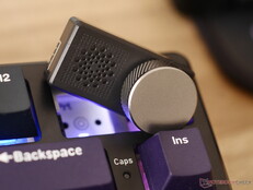 O botão de metal é personalizável e removível.