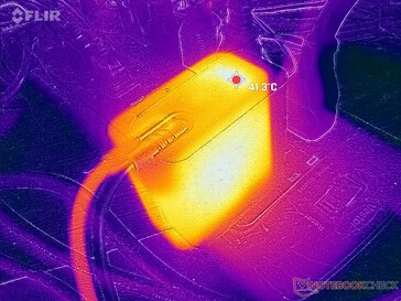 O adaptador CA com verruga de parede atinge mais de 41 °C ao operar cargas exigentes