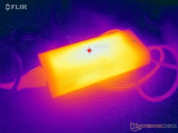 O adaptador CA USB-C pode ficar muito mais quente do que o esperado, acima de 57 °C, ao executar cargas exigentes