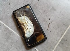 A bateria do Google Pixel 6a ainda pode representar um risco de incêndio, apesar da atualização. (Fonte da imagem: footymanageraddict, Reddit)