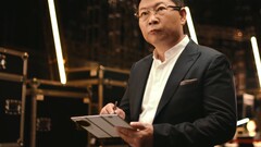 Enquanto o Mate XTs será lançado antes do iPhone 17 da Apple, o Samsung Galaxy tri-fold provavelmente será lançado no final de setembro. (Fonte da imagem: Huawei)