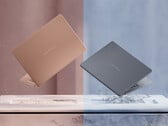 O ZenBook 14 OLED da Panther Lake promete até 18 horas de navegação na internet com uma carga completa. Na foto: uma imagem promocional mostrando as duas opções de cor do laptop.