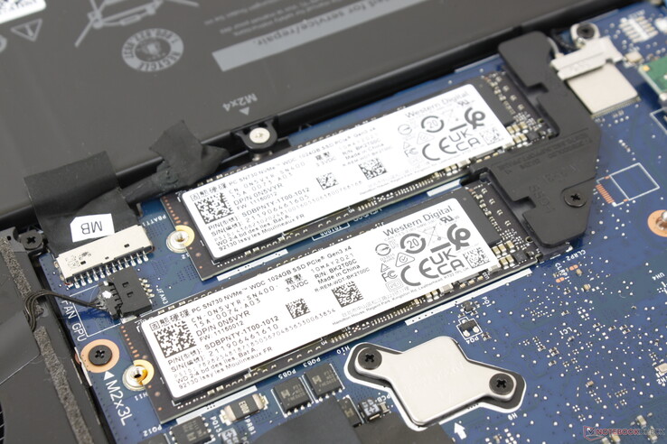 2x M.2 2280 slots. Um suporta PCIe4 enquanto o outro suporta apenas até PCIe3. Os dispersores de calor de cobre incluídos no topo das SSDs foram removidos para a imagem