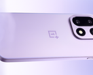 O OnePlus 15 na cor Mist Purple (Fonte da imagem: OnePlus, editado)