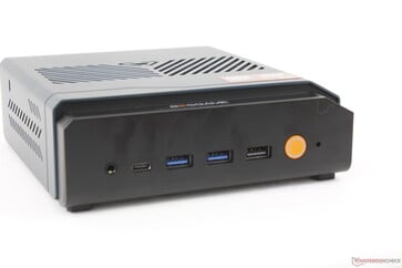 Parte frontal: entrada para fone de ouvido de 3,5 mm, USB-C 4.0 com DisplayPort 2.1, 3 portas USB-A 3.2 Gen. 2, botão liga/desliga, botão de reinicialização