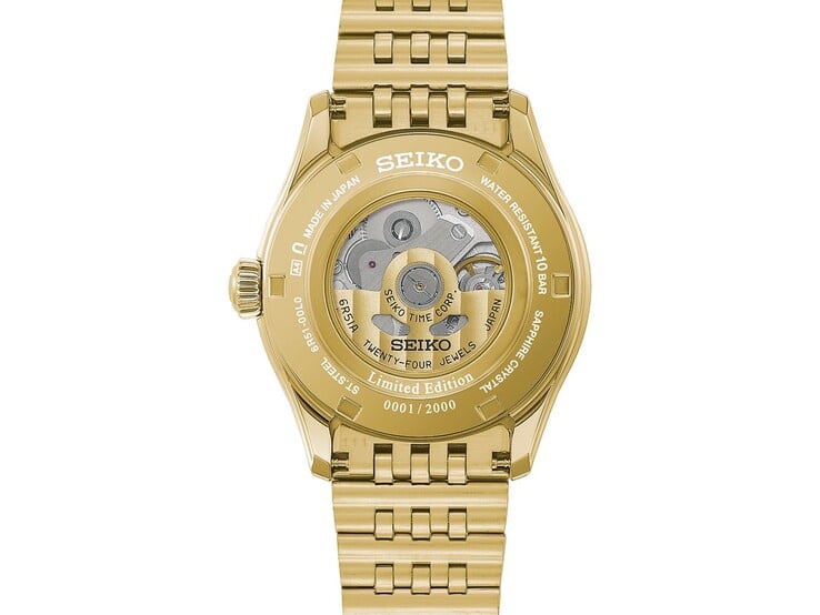 O fundo da caixa em tom dourado do Seiko Presage Classic x Tradman’s Bonsai, exibindo seu movimento automático, a marca de edição limitada e o número de série.