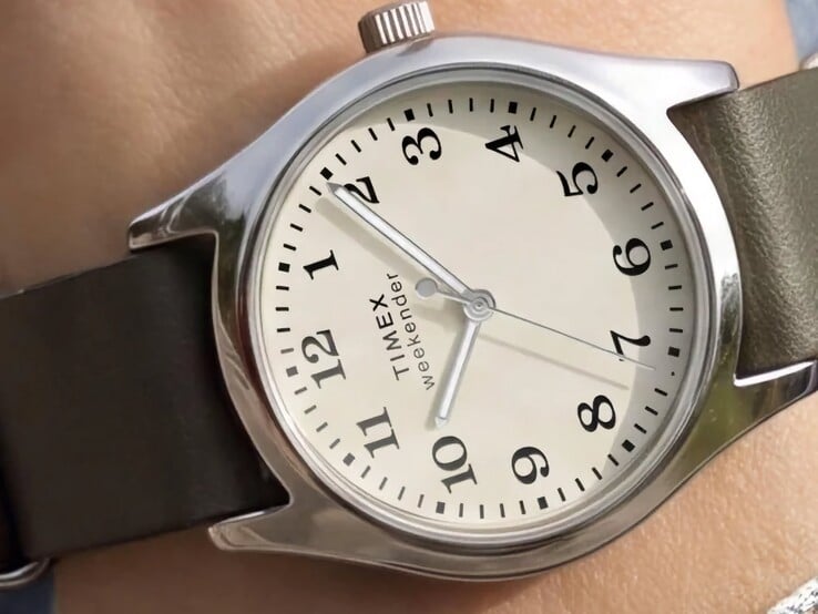 Relógio Timex Weekender New England TW2Y86600 com caixa na tonalidade prateada e pulseira de couro verde-escuro, visto de ângulo.