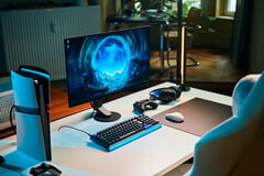 Uma configuração de gaming minimalista em estúdio, com o monitor Sony Inzone M10S II sobre uma mesa branca, ao lado de um console PlayStation 5 Pro na vertical, teclado mecânico, mouse sem fio e fone de ouvido com uma discreta iluminação azul.