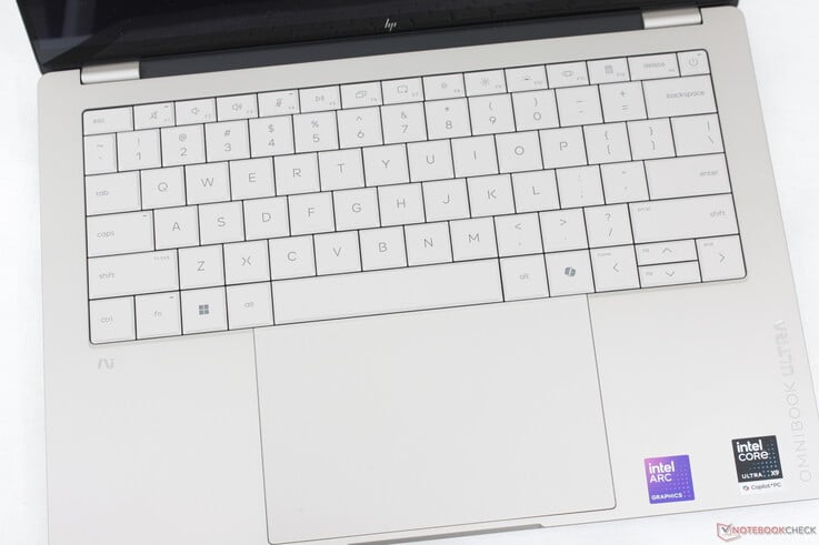 O clickpad agora é bem maior do que antes (~13,8 x 8,1 cm), mas o fraco feedback tátil deixa a desejar quando pressionado