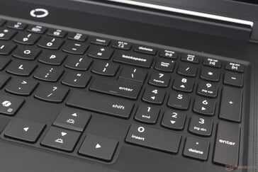 As teclas de seta são maiores do que as teclas QWERTY principais para acomodar jogos