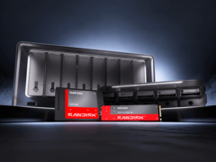 Sandisk NAS 600 SATA SSD e NAS 800 NVMe SSD em frente a um gabinete NAS