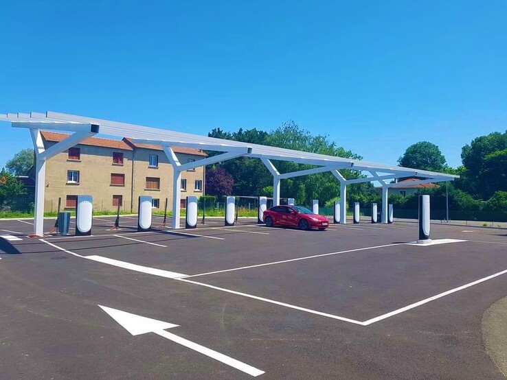 A nova estação de Supercharger V4 da Tesla tem uma pilha dedicada para reboques de veículos elétricos (imagem: George Abel)