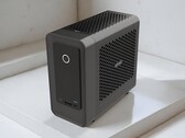 O PC para jogos Zotac ZBox Magnus One SFF possui uma GPU RTX 5070 Ti e CPU Core Ultra 7 265. (Fonte da imagem: ITHome, editado)