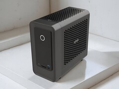 O PC para jogos Zotac ZBox Magnus One SFF possui uma GPU RTX 5070 Ti e CPU Core Ultra 7 265. (Fonte da imagem: ITHome, editado)