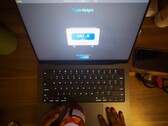 O trackpad do MacBook Pro pode pesar pequenos objetos. (Fonte da imagem: Krish Shah)